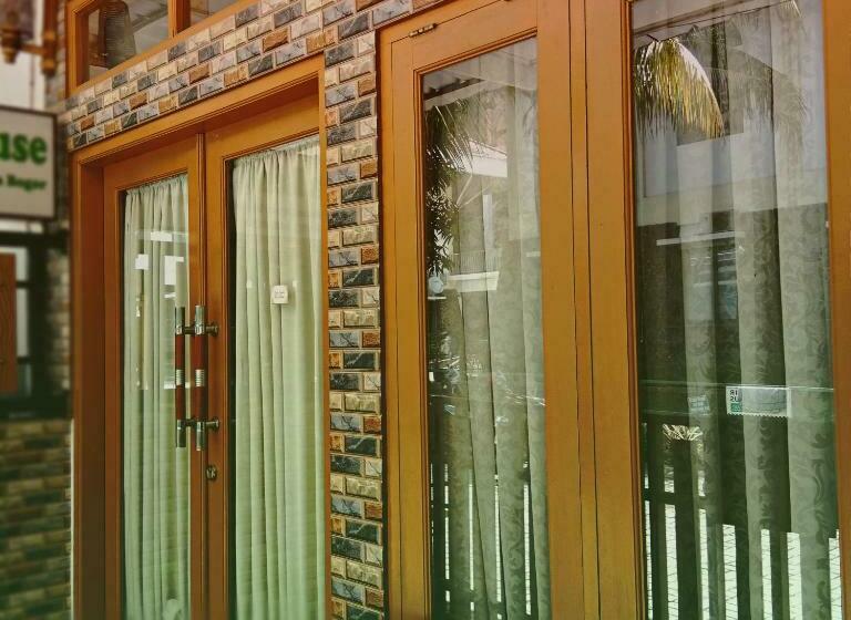 هاستل Penginapan Muslim Yuni Inn