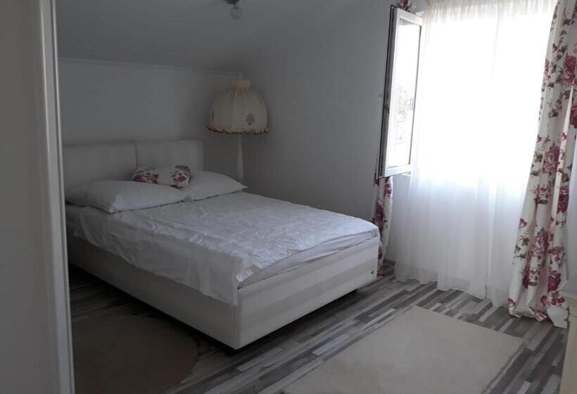 تختخواب و صبحانه Casa Sannicolau