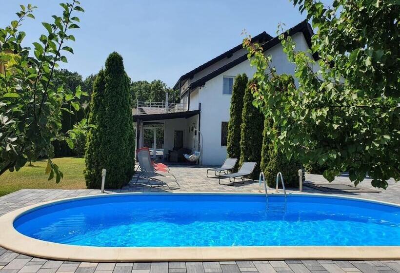 تختخواب و صبحانه Greenwood Residence