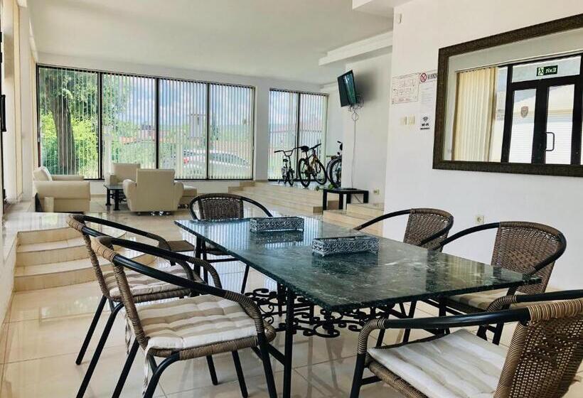 هتل Villa Adrian