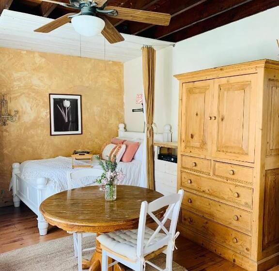 بنسيون Under The Tuscan Sun Cottage In West Los Angeles