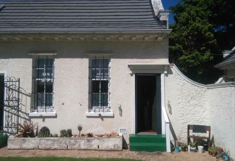 تختخواب و صبحانه Seven Gables