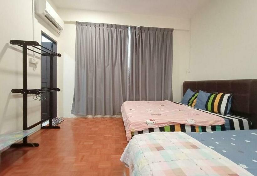 בית מלון כפרי Oyo 90187 Hello Kitty Homestay  Gated Sibu