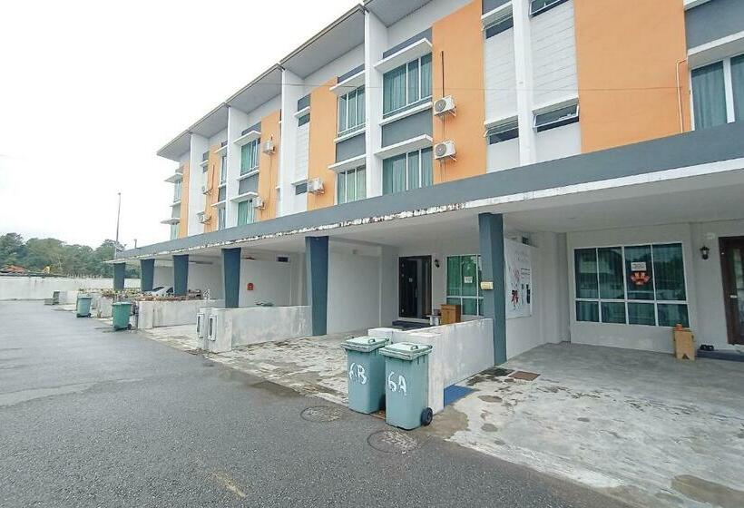 בית מלון כפרי Oyo 90187 Hello Kitty Homestay  Gated Sibu