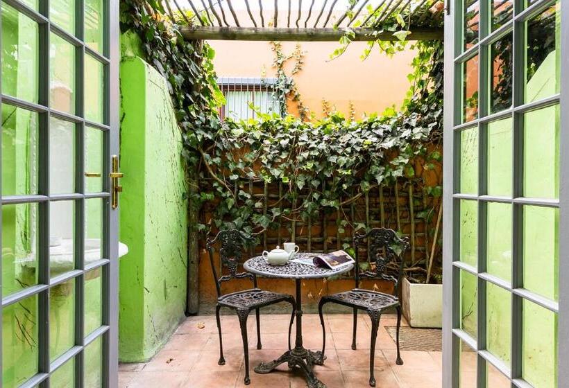 酒店 The Charles Cafe & Guesthouse