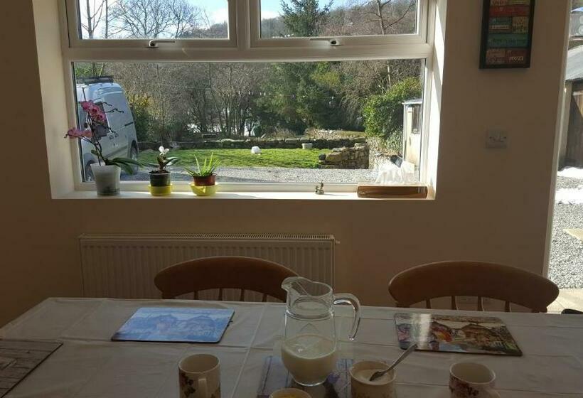 تختخواب و صبحانه Brookside Cottage