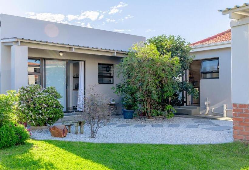 تختخواب و صبحانه Three Small Trees