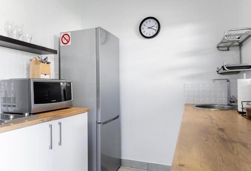 تختخواب و صبحانه Three Small Trees