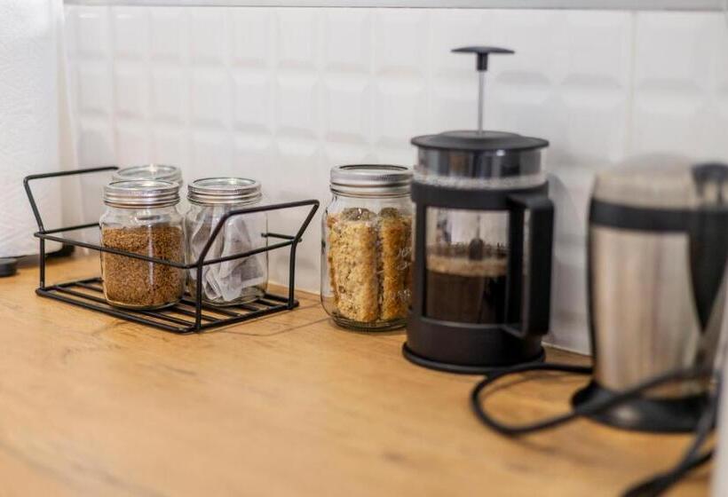 تختخواب و صبحانه Three Small Trees