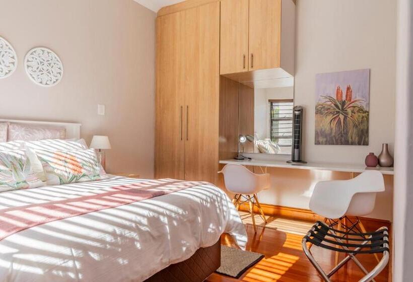 تختخواب و صبحانه Three Small Trees