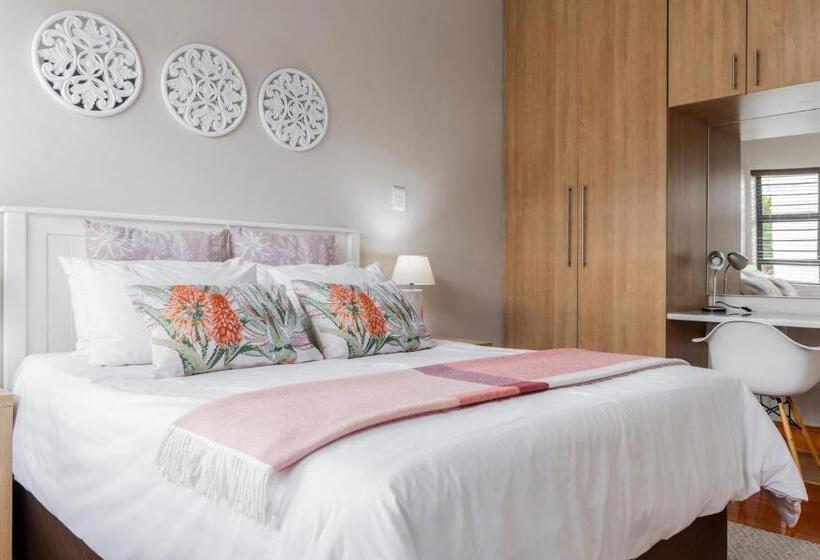 تختخواب و صبحانه Three Small Trees