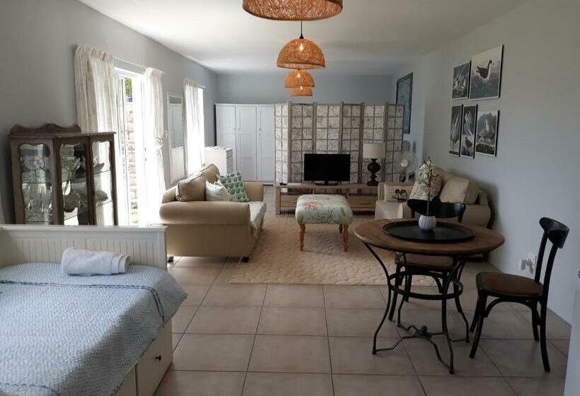 تختخواب و صبحانه Golf View Cottage