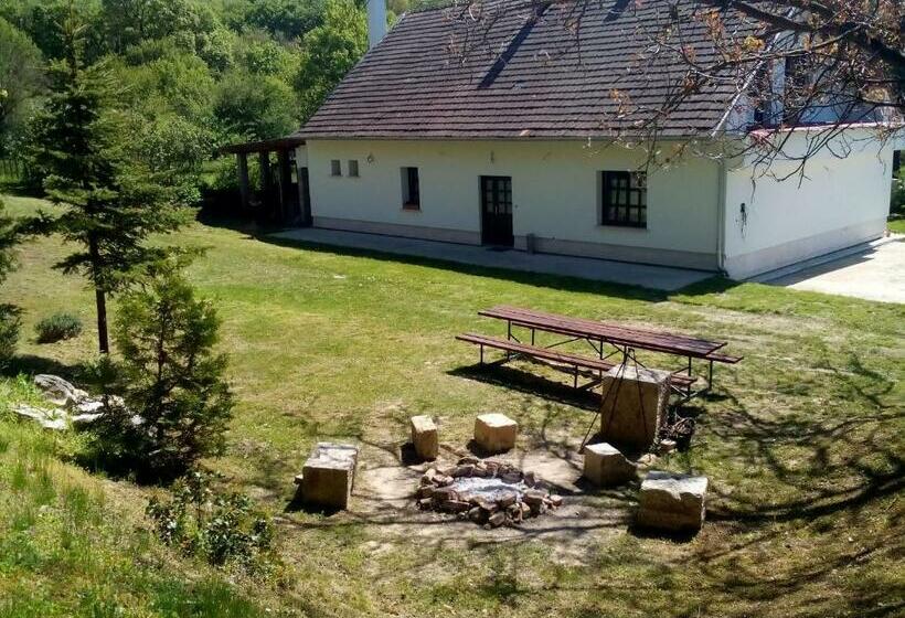 بنسيون Gerecse Vendégház