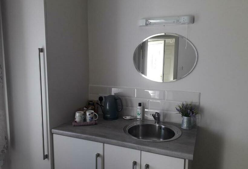 مبيت وإفطار Lakeside Loughrea