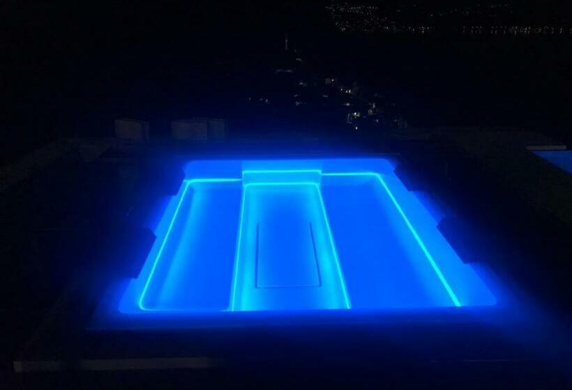 ベッドアンドブレックファースト Villa Silvi Piscina Sauna E Hot Tub