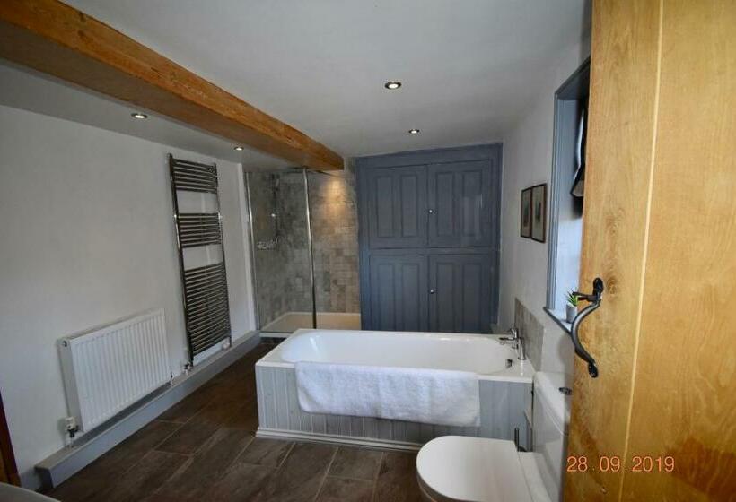 تختخواب و صبحانه White Hall Farm