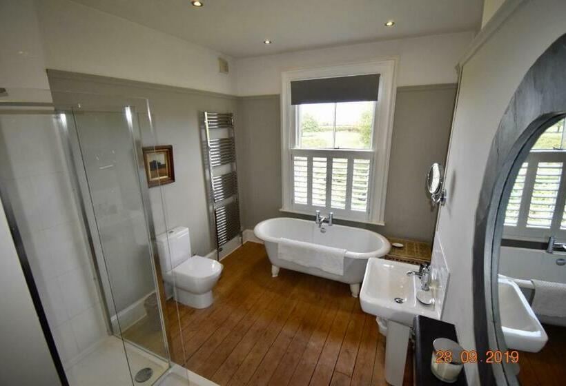 تختخواب و صبحانه White Hall Farm