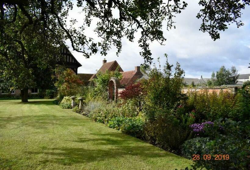 تختخواب و صبحانه White Hall Farm