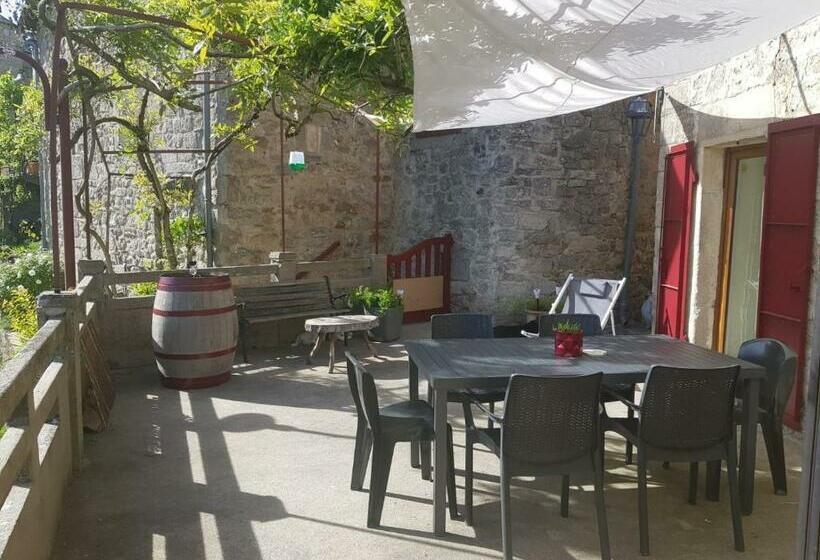 住宿加早餐  Maison D Hôtes La Pierre Pointue