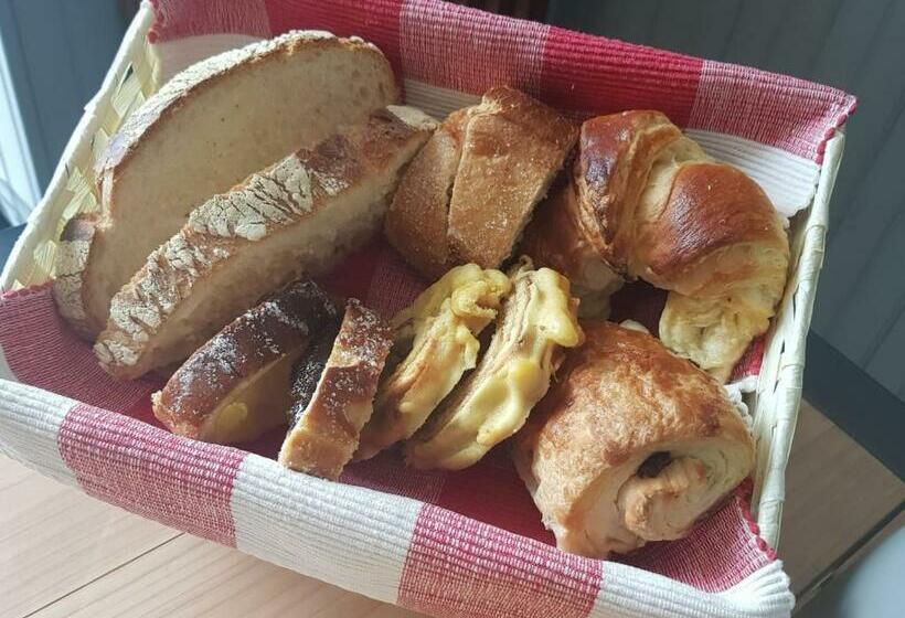 住宿加早餐  Maison D Hôtes La Pierre Pointue