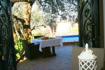 تختخواب و صبحانه Villa C Luxury Estate