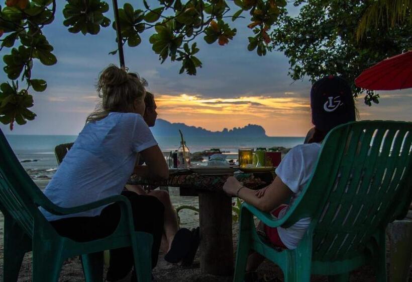 פנסיון Dugong Koh Sukorn