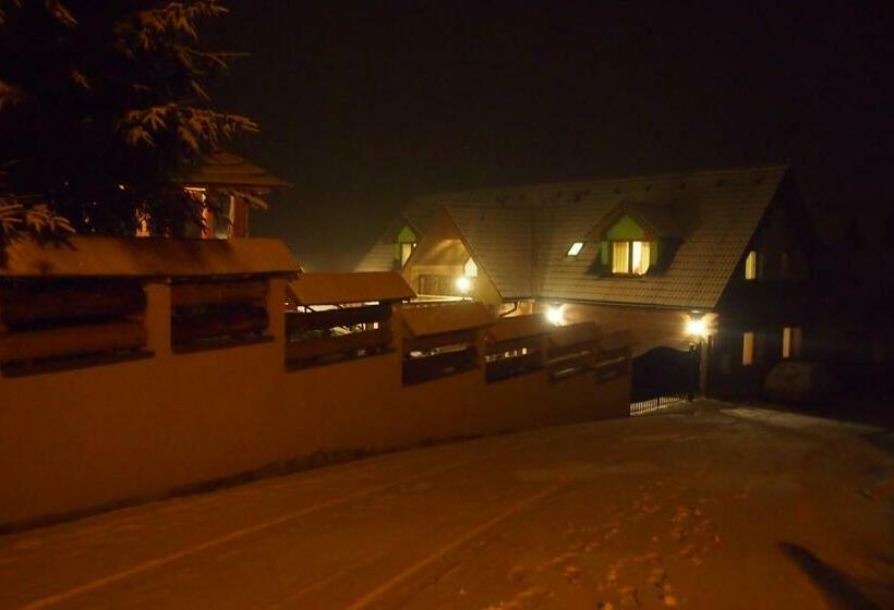 ペンション Horehronská Kúria