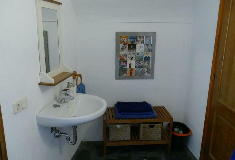 تختخواب و صبحانه Cala Clareta