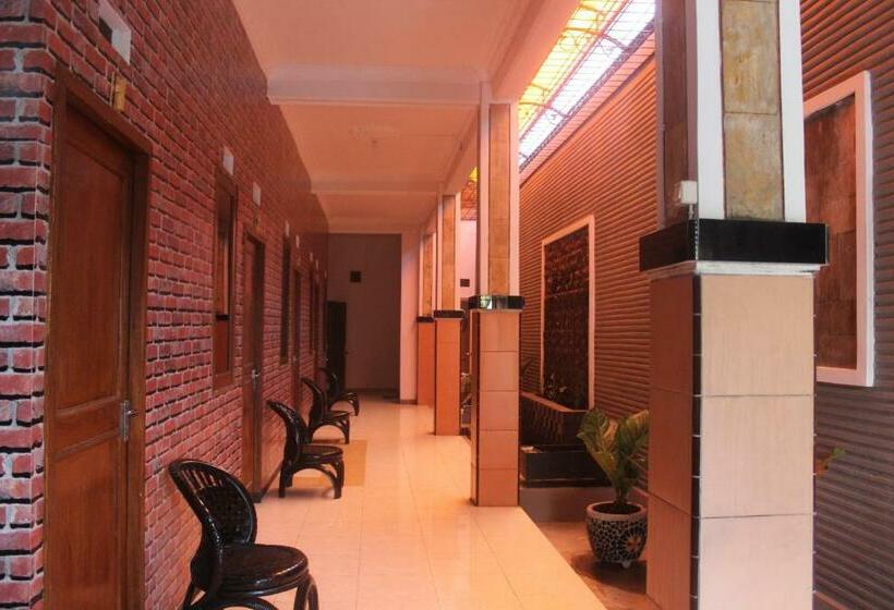 פנסיון Crown Guest House