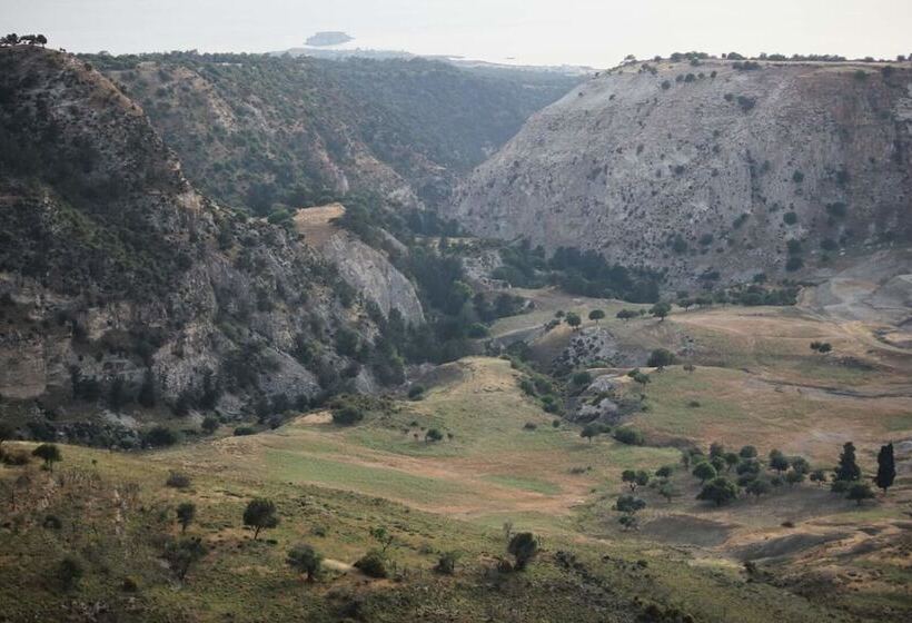 הוסטל Loxandra Inn