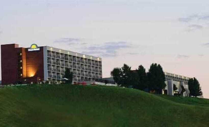 ホテル Days Inn & Suites By Wyndham Sutton Flatwoods