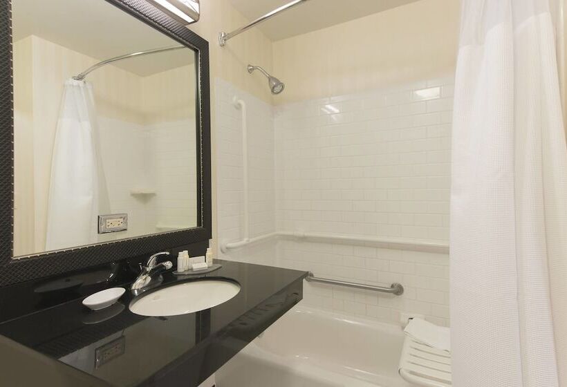 هتل Fairfield Inn & Suites By Marriott Omaha Downtown