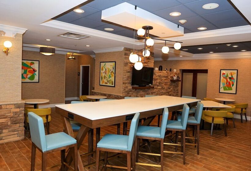 هتل Hampton Inn Atlantacanton