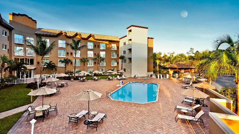 בית מלון כפרי Holiday Inn Express & Suites Naples Downtown   5th Avenue, An Ihg
