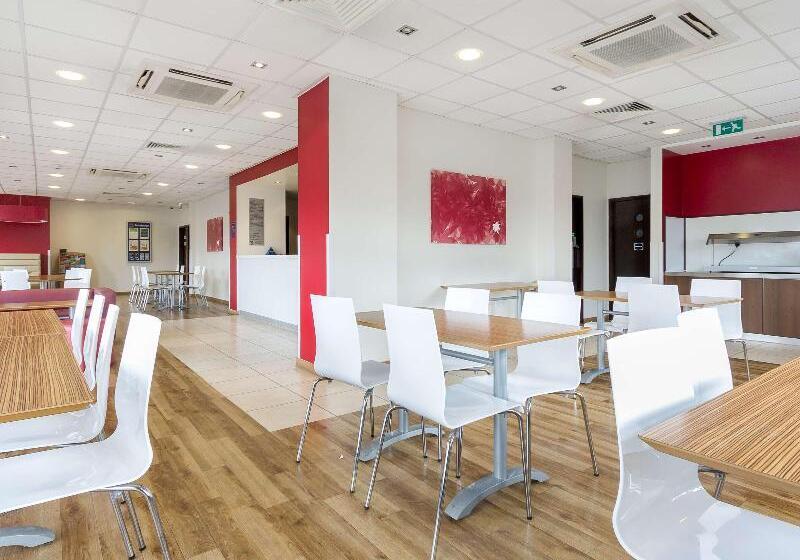 Отель Travelodge Camberley Central