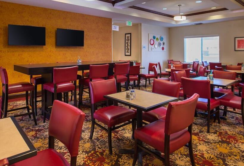 فندق Holiday Inn Express & Suites Pittsburg, An Ihg