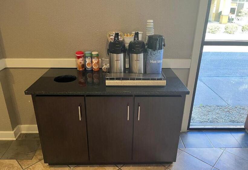 בית מלון כפרי Red Roof Inn & Suites Newport News