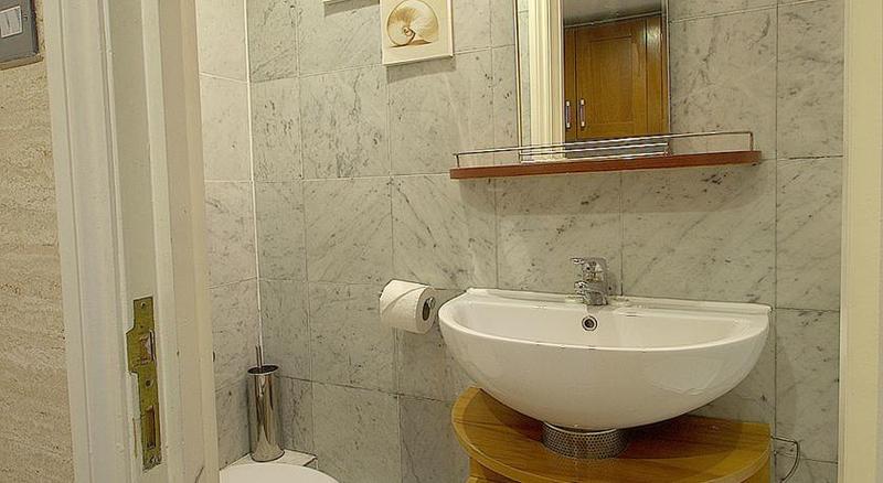 Hyde Park Economy Apartments