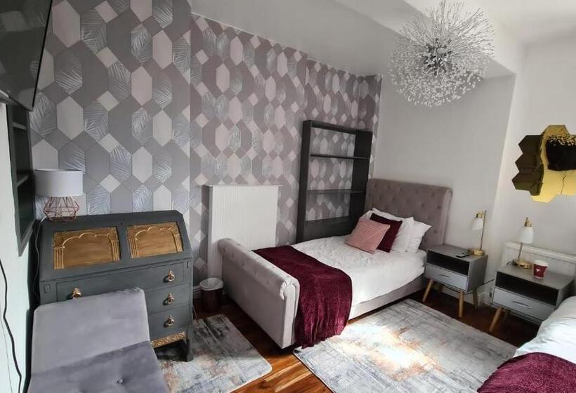 The Walrus Bar And Hostel