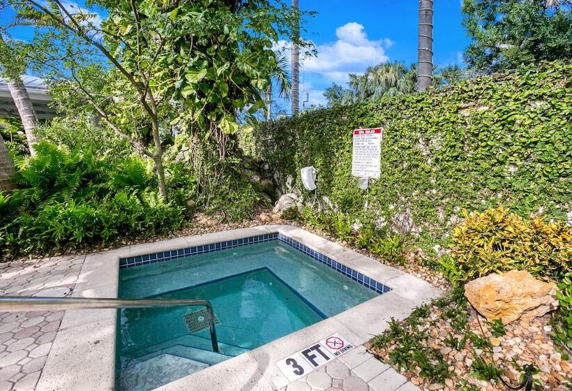 فندق Almond Tree Inn  Adults Only