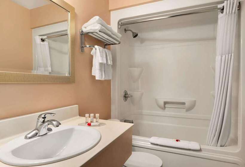 هتل Days Inn By Wyndham Fredericton