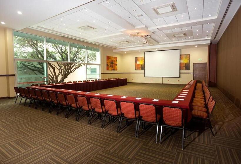 فندق Excellence Express & Suites