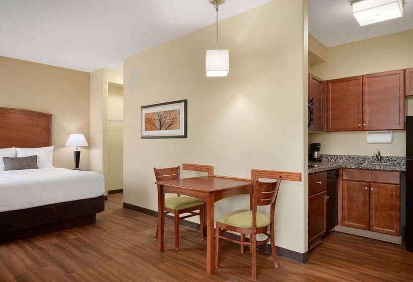 בית מלון כפרי Days Inn & Suites By Wyndham Sherwood Park Edmonton