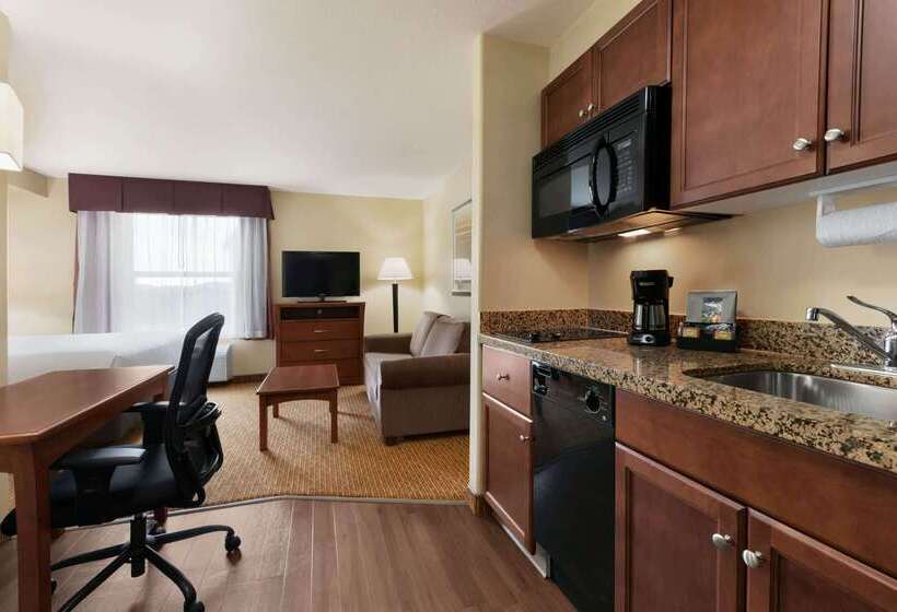 בית מלון כפרי Days Inn & Suites By Wyndham Sherwood Park Edmonton