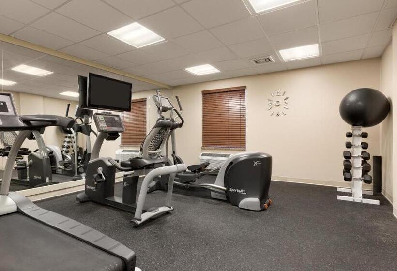 בית מלון כפרי Days Inn & Suites By Wyndham Sherwood Park Edmonton