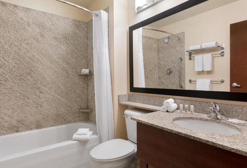 בית מלון כפרי Days Inn & Suites By Wyndham Sherwood Park Edmonton