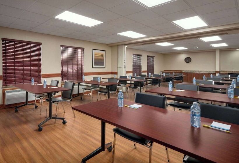 בית מלון כפרי Days Inn & Suites By Wyndham Sherwood Park Edmonton