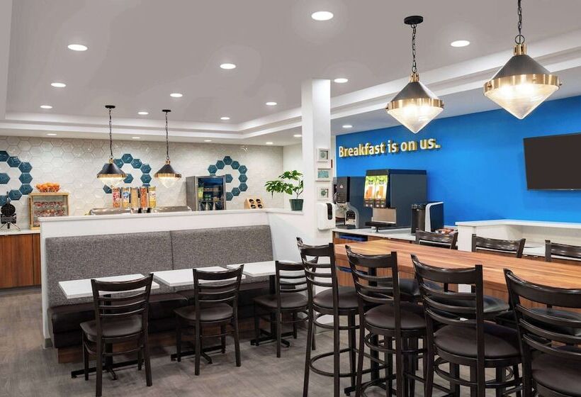 בית מלון כפרי Days Inn & Suites By Wyndham Sherwood Park Edmonton