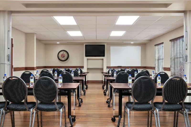 בית מלון כפרי Days Inn & Suites By Wyndham Sherwood Park Edmonton