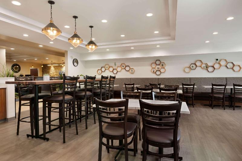 בית מלון כפרי Days Inn & Suites By Wyndham Sherwood Park Edmonton